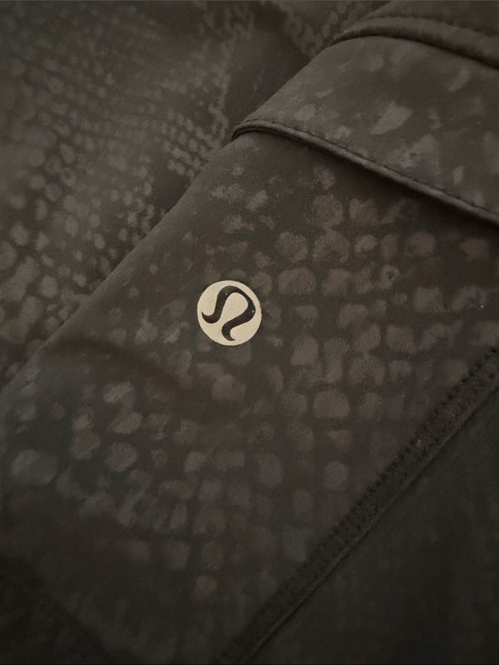 Lululemon Light Speed Vest
Desert Snake Embossed Black size 4 - Picture 4 of 4
